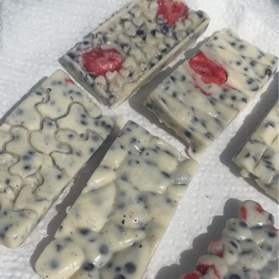 Cookie & cream Strawberry Chocolate bar